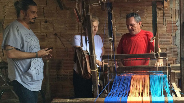 El estilista analizó todas las etapas: desde el urdume (inicio de la preparación del hilo para los tejidos) hasta el acabado final en las casas de los artesanos (producción de los detalles laterales, mamucabas (extremidades resistentes desde donde se cuelgan las hamacas), mallas, etc.).