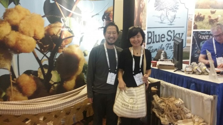 Chinos que trabajan con exportación de algodón colorido para China, visitaron nuestro stand.